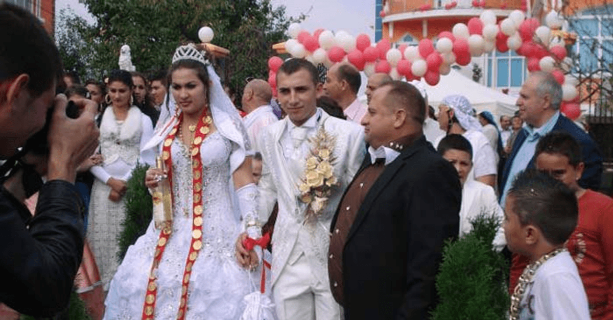 Hesitate Divert revelation Cele mai tari nunţi ale ţiganilor din România. Romii defilează numai în bolizi de lux Hesitate Divert revelation Cele mai tari nunţi ale ţiganilor din România. Romii defilează numai în bolizi de lux