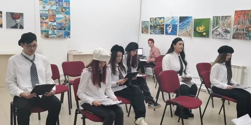 elevi scoala gimnaziala eugen ionescu depun flori la statuia dramaturgului   26 noiembrie 2024   foto alina mitran (1) jpg