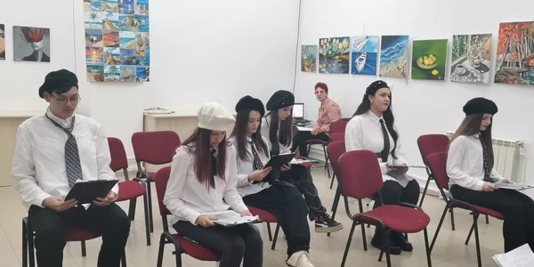 elevi scoala gimnaziala eugen ionescu depun flori la statuia dramaturgului 26 noiembrie 2024 foto alina mitran (1) jpg
