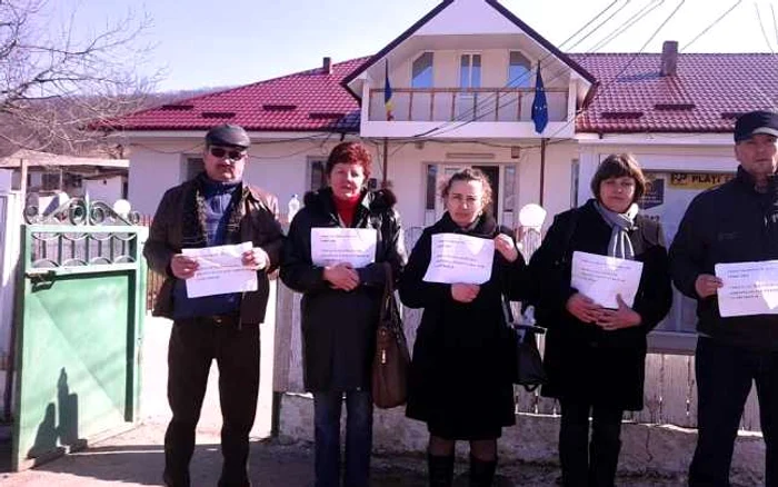 Pe 17 martie, funcţonarii s-au aliat cu secretara Capră şi au protestat în faţa Primăriei Ghergheşti