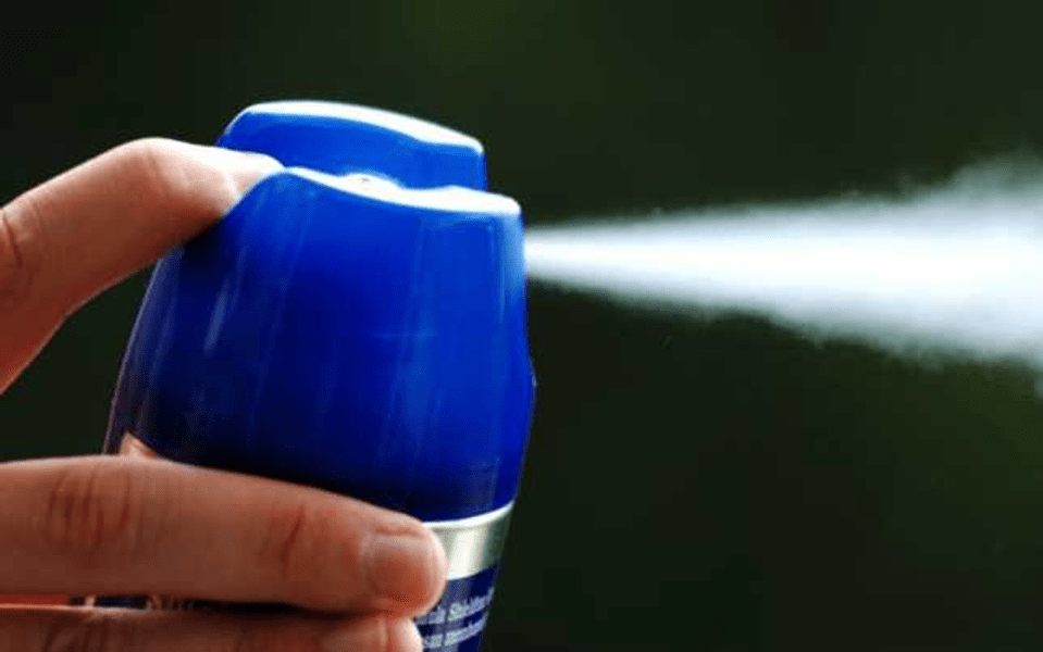 Un elev din Brăila a pulverizat spray lacrimogen în toaleta școlii. Ce amendă a primit de la Poliție