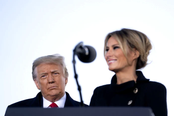 Melania si Donald Trump sustinand discursurile de plecare de la Casa Alba FOTO EPA-EFE