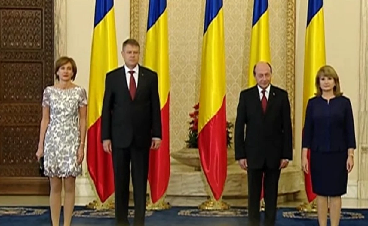 
    Pe sub paltonul gri, Carmen Iohannis a avut o rochie albă, cu imprimeu floral gricaptură: TVR 1  
