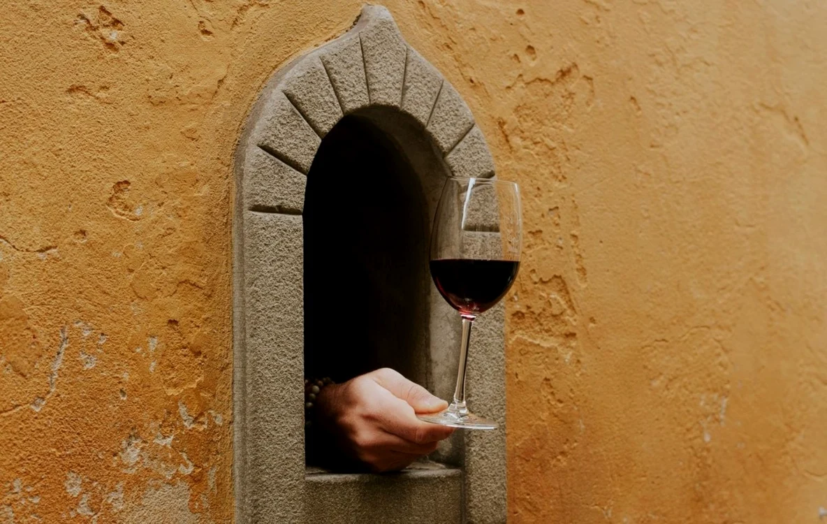 La micile ferestre se servește celebrul vin de Toscana.