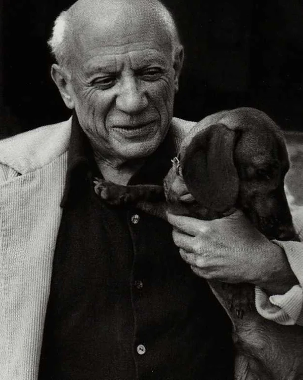 Pablo Picasso, alături de Lump, câinele cu care a convieţuit timp de 16 ani FOTO wikipedia.com