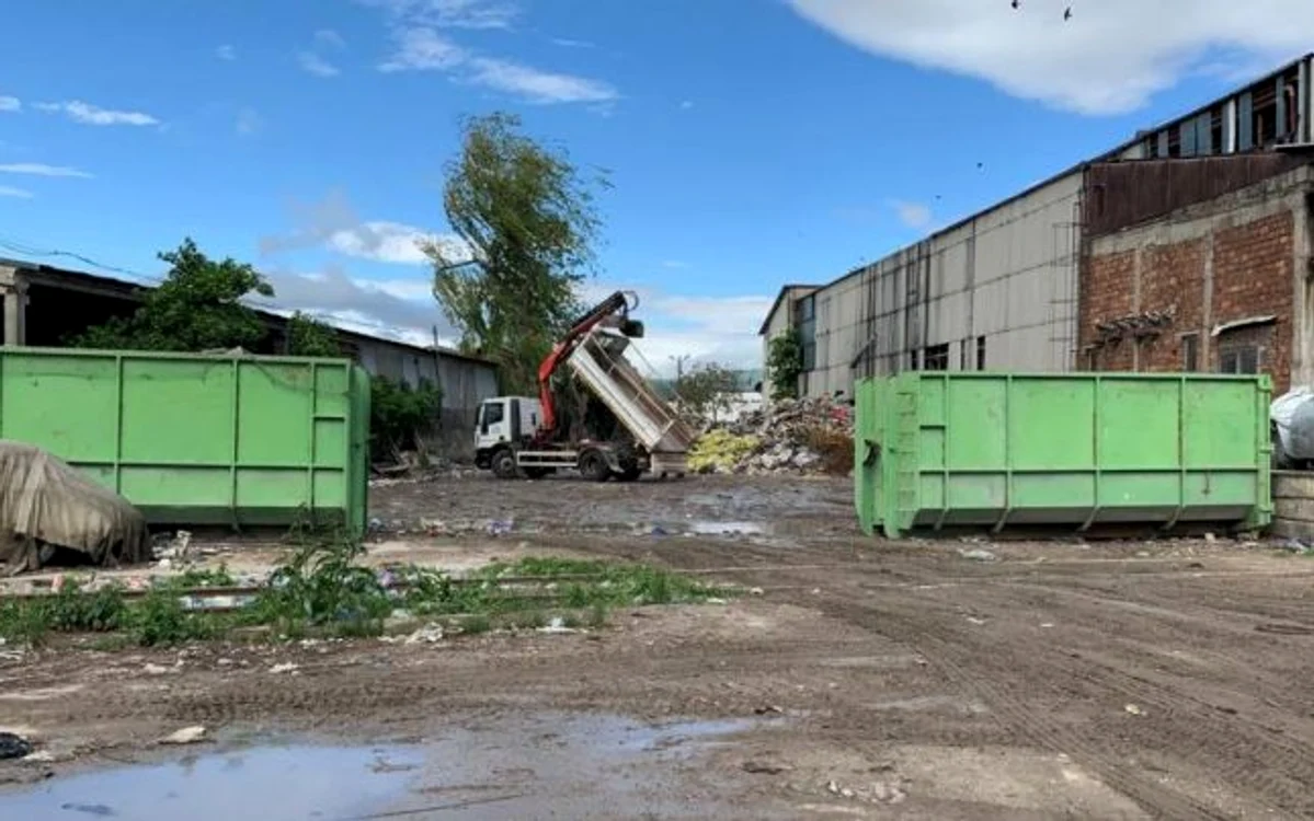 Pe platforma betonată sunt depozitate, în continuare, deşeuri colectate din Alba Iulia
