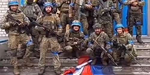 trupe ucrainene ridicând steagul național în orașul Novoselivka Foto: Captură video