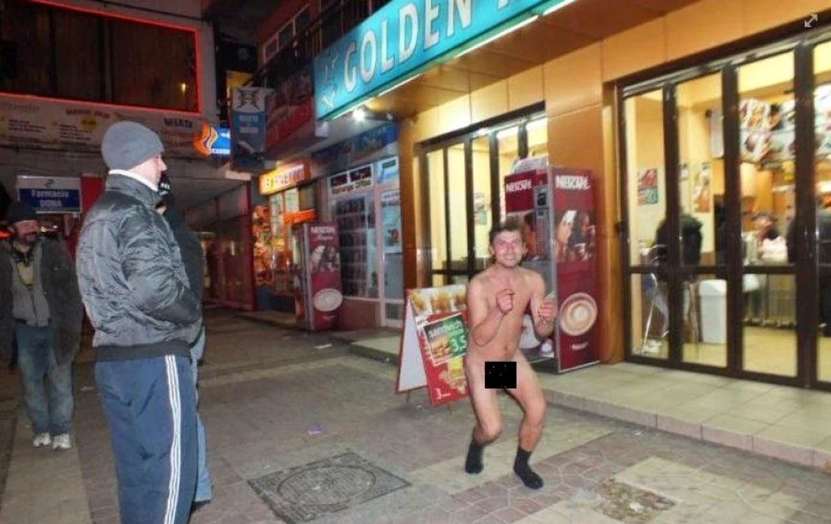 
    Individul a ieşit în toată splendoarea pe stradă la ceas de seară. (Foto: Facebook via Viata Liberă)  