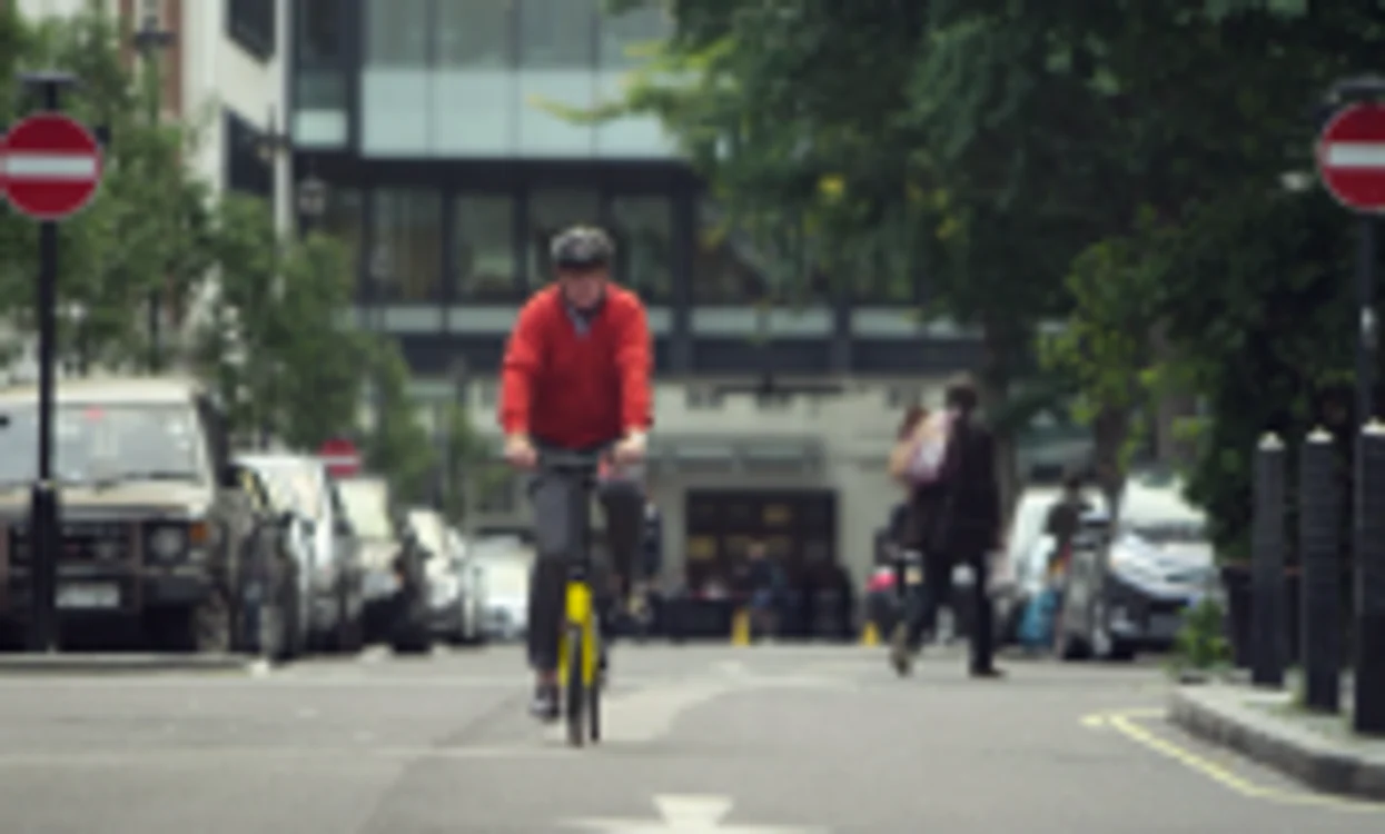Bicicleta se pliază şi poate fi cărată foarte uşor în mână/FOTO www.hummingbirdbike.com
