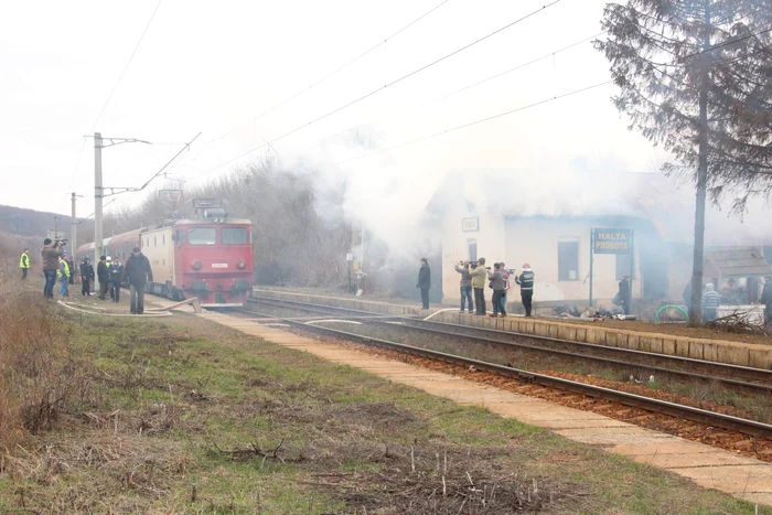 Incendiul din halta Probota a lăsat pe drumuri o familie cu patru copii.