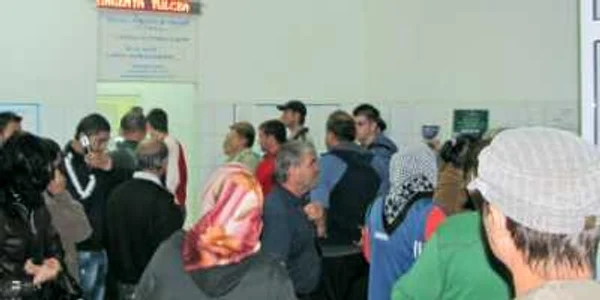Bolnavii aşteptau în frig vizita la medic Foto: arhivă