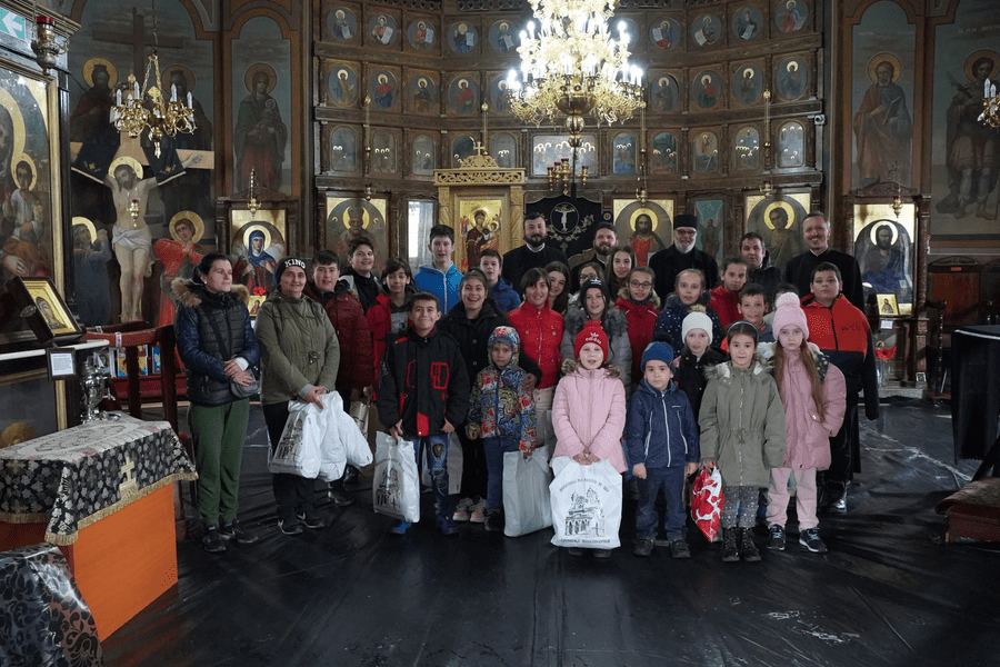 Haine și alimente de Paști, de la Arhiepiscopia Dunării de Jos. Primesc daruri 7.000 de copii și de bătrâni din Galați 