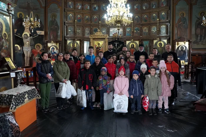 Mii de copii au primit daruri de Paști FOTO: Arhiepiscopia Dunării de Jos