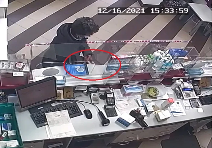 Momentul în care o femeie îşi însuşeşte fără drept o borsetă cu 12000 de euro într-o farmacie din Sibiu Foto captură video