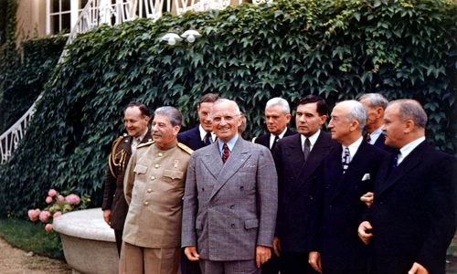 Iosif Stalin și președintele american Harry S. Truman, la Conferința de la Potsdam. 18 iulie 1945 (© National Archives Catalog)