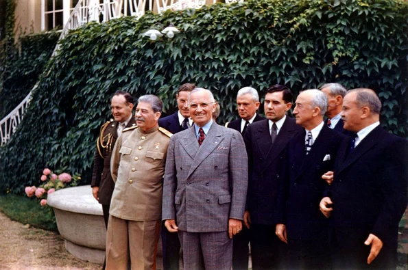 Iosif Stalin și președintele american Harry S. Truman, la Conferința de la Potsdam. 18 iulie 1945 (© National Archives Catalog)