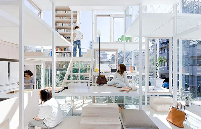 O familie de japonezi a optat pentru o casă total transparentă FOTO: boredpanda.com