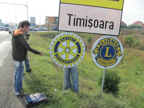 Flavius Băican lucrează la începărtarea semnelor