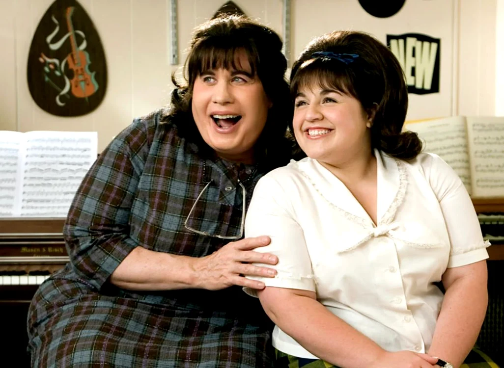 Nikki Blonsky (foto dreapta) a jucat alături de John Travolta în „Hairspray” (Foto: captură video)