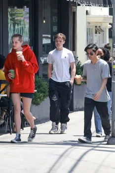 4 dintre copiii lui Brad Pitt și ai Angelinei Jolie: Shiloh, Knox, Pax și Zahara