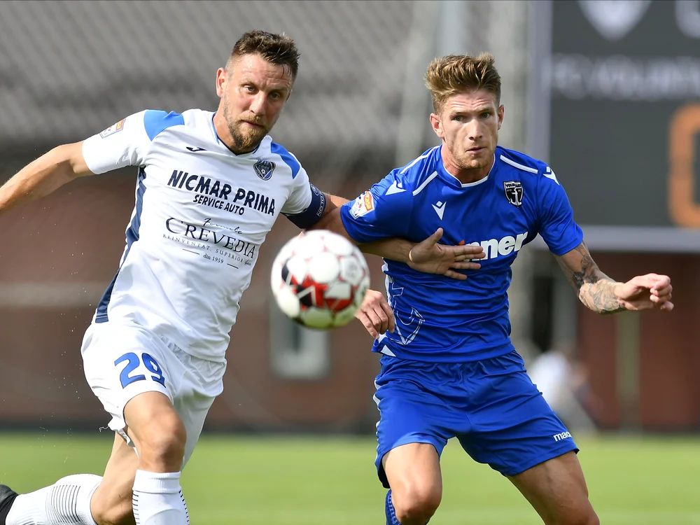 
    Răzvan Patriche se luptă cu Marko Simonovski pentru balonFoto: sportpictures.eu  