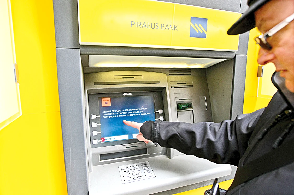 
    Dacă retragi bani de la un bancomat “străin”, vei fi întâmpinat de un mesaj de atenţionareFoto: Marian Iliescu  