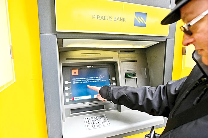 
    Dacă retragi bani de la un bancomat “străin”, vei fi întâmpinat de un mesaj de atenţionareFoto: Marian Iliescu  
