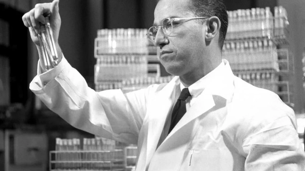 26 martie: Primul vaccin contra poliomielitei a fost pus la punct în Statele Unite de Dr. Jonas Salk, în 1953, salvând milioane de vieți