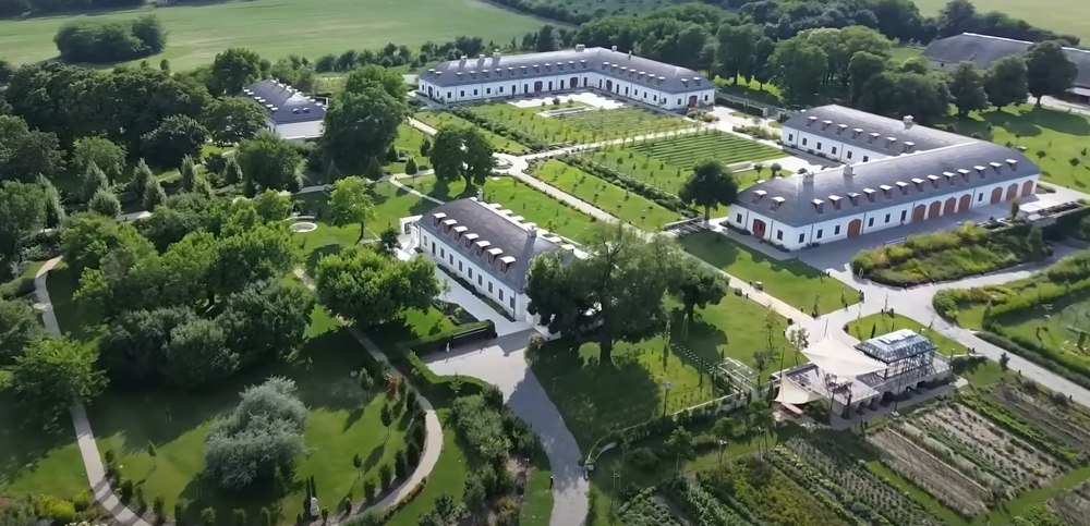 Scandal în Ungaria. Reședința de vară a lui Orbán, comparată cu cea a lui Ianukovici. Palmieri, garaj subteran și grădină zoologică privată