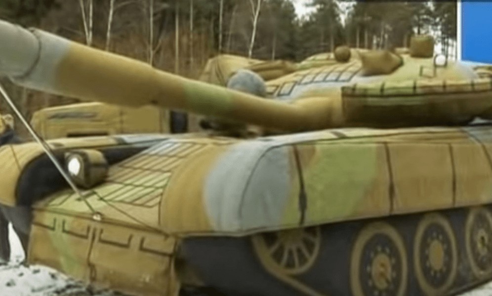Ucraina spune că Rusia pune tancuri gonflabile pe câmpul de luptă, dar momelile s-au dezumflat