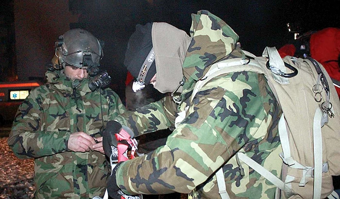 La intervenţie au participat pompieri, scafandri, medici şi jandarmi