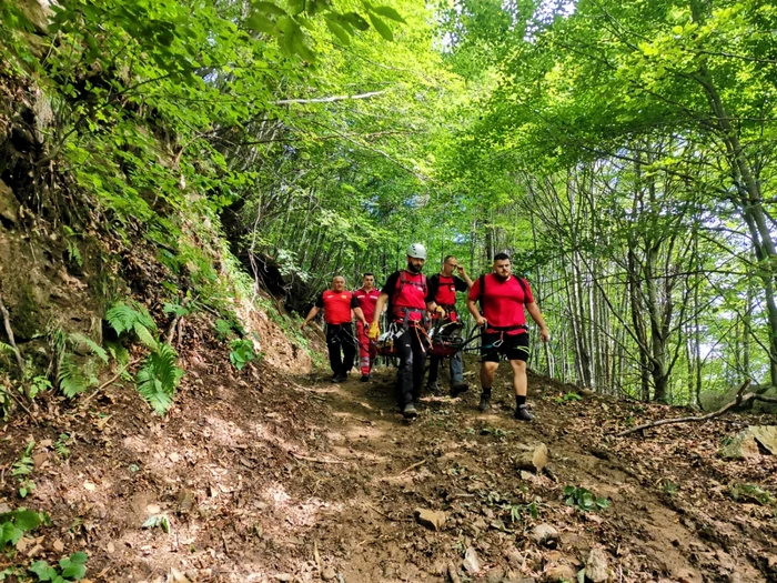 Corpul neînsufleţit al unui tăietor de lemne coborât cu targa pe munte de salvamontiştii vâlceni în zona Horezu Foto ISU Vâlcea