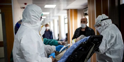 Medici pacient coronavirus COVID 19 pandemie spital terapie intensivă FOTO Mediafax 