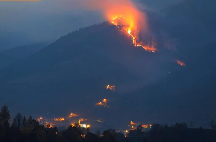 Incendiul din Apuseni fotografiat sâmbătă seara. Foto: Andrei Alexa