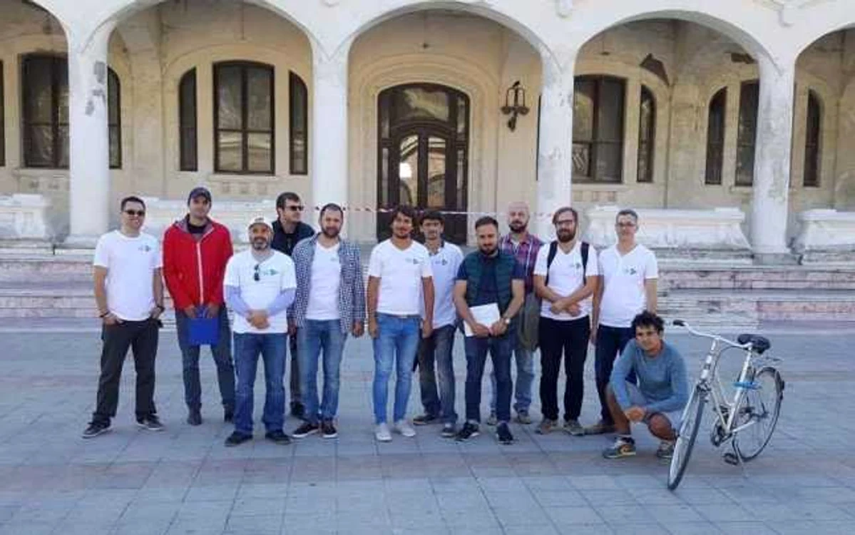 Tinerii din USR Constanţa strâng semnături pentru candidatura partidului la parlamentare Sursa foto USR