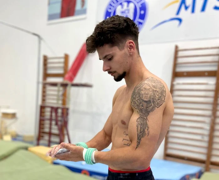 Tatuajul de pe umărul și brațul stâng