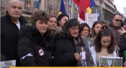 La protestul din Piaţa Universităţii participă părinţii celor două adolescente şi colegii de clasă ai Alexandrei Măceşanufoto: captură video Antena 3
