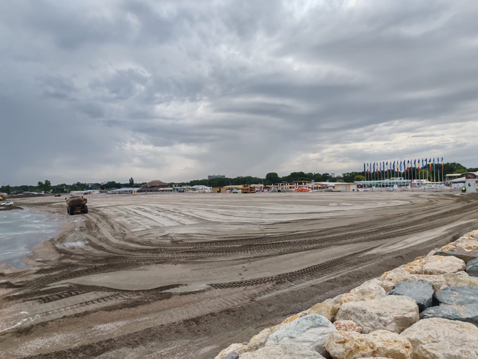 Turiștii și utilajele se luptă pentru spațiul de plajă. Turiștii și utilajele se luptă pentru spațiul de plajă.