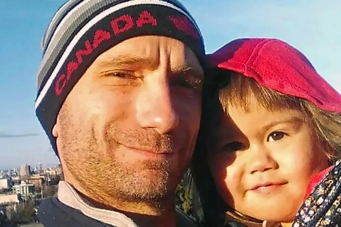 Paul Schmidt, 37 de ani, din Canada, și fiica sa Erica