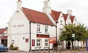 A băut prima  bere în barul “The  Griffin”, din South  Gloucestershire jpeg