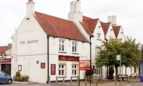 A băut prima  bere în barul “The  Griffin”, din South  Gloucestershire jpeg