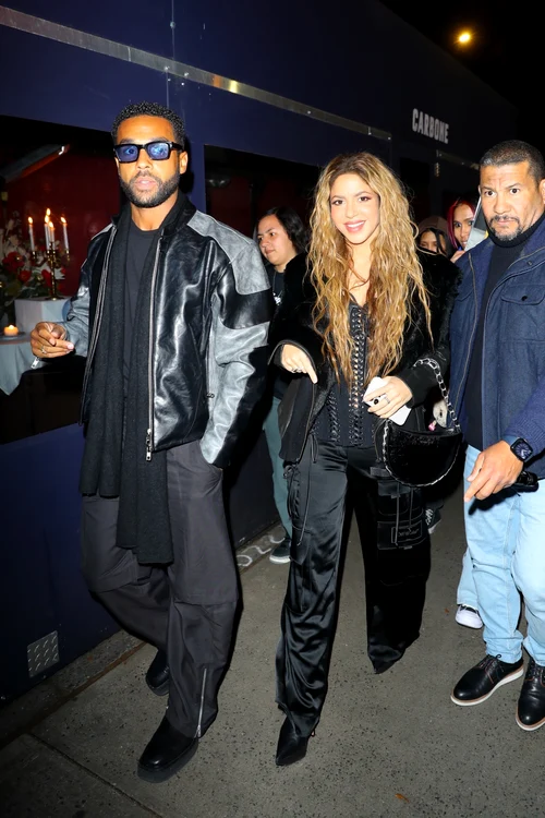 Lucien Laviscount și Shakira, pe o stradă din New York