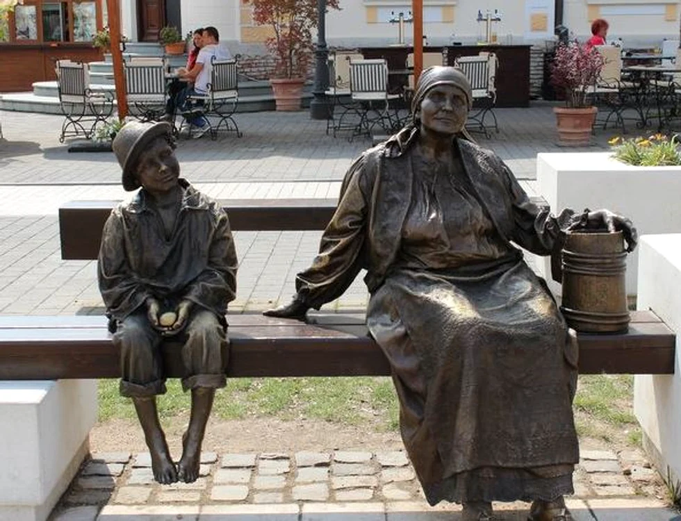 
    Statuile au fost amplasate anul trecut, cu ocazia restaurării cetății (foto: alba24.ro)  