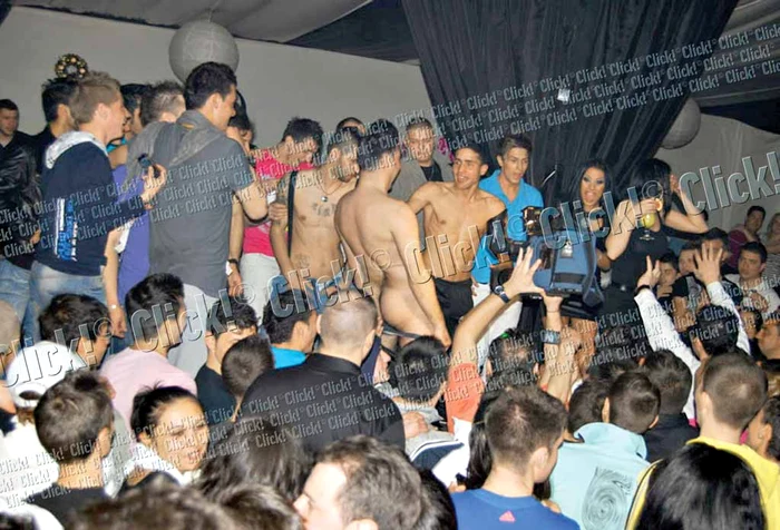 Crudu l-a convins pe un petrecăreţ să-şi dea jos chiloţii