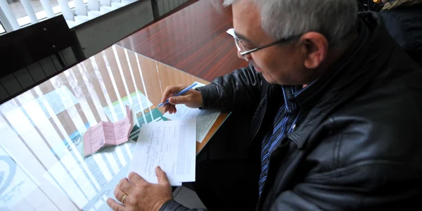 un cetăţean îşi achită impozitele locale