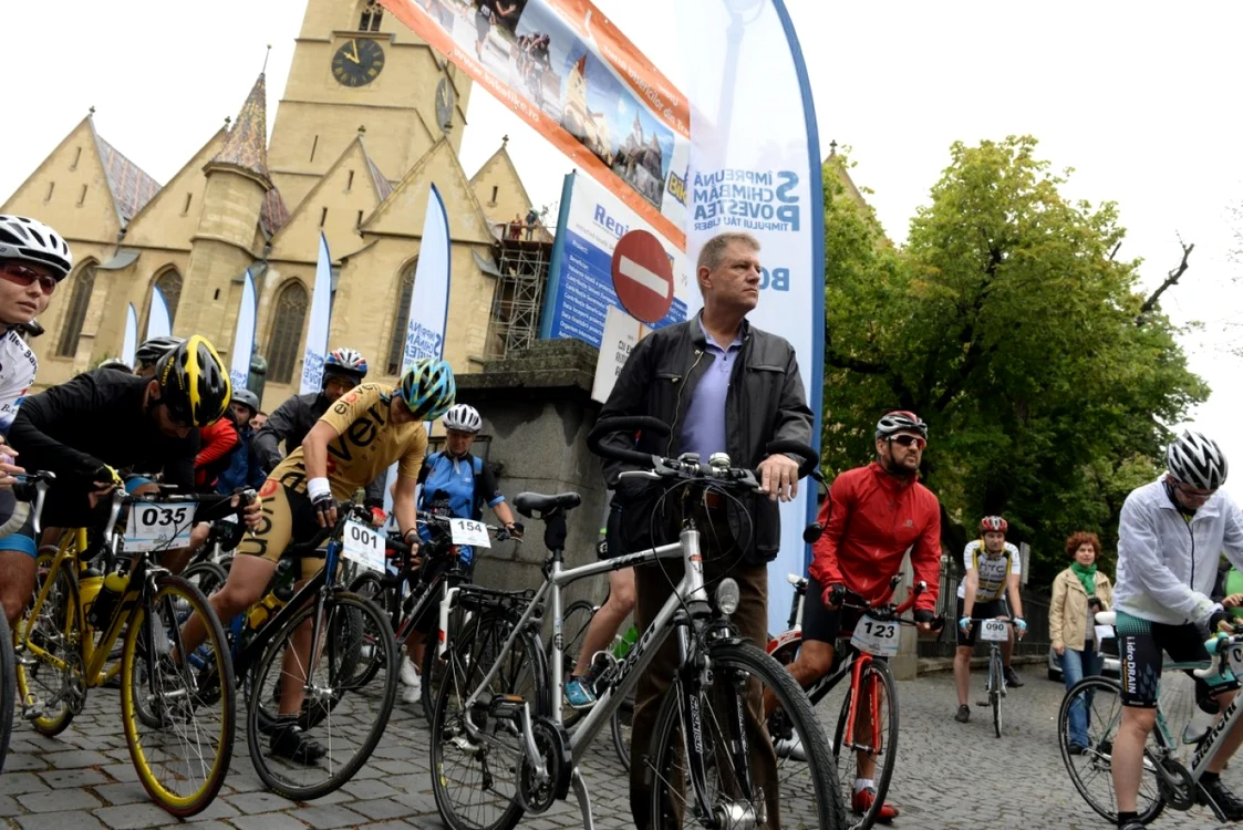 Pe vremea când era primar preşedintele României Klaus Iohannis - promotor al pistelor de biciclete Foto turnusfatului ro