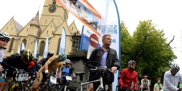 Pe vremea când era primar preşedintele României Klaus Iohannis - promotor al pistelor de biciclete Foto turnusfatului ro