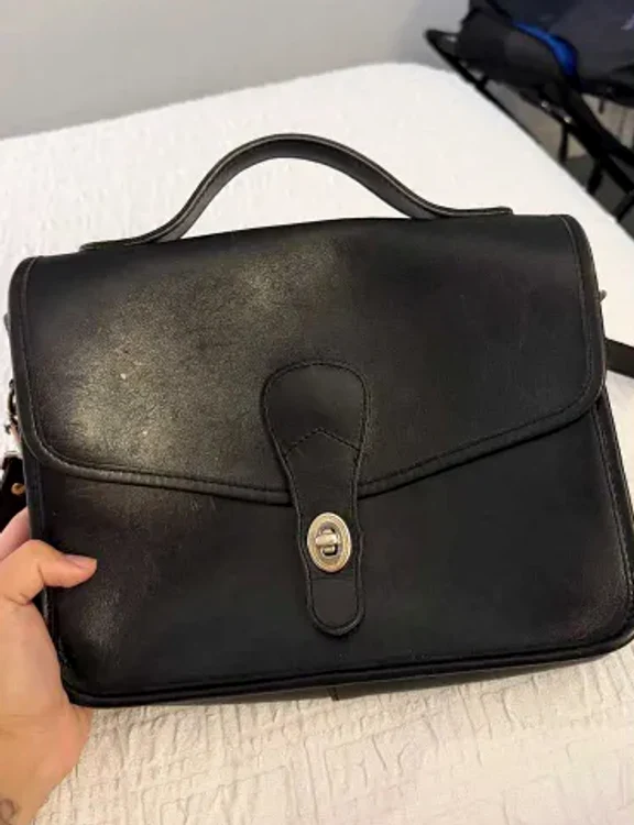 A cumpărat o geantă second-hand cu 35 de dolari. 