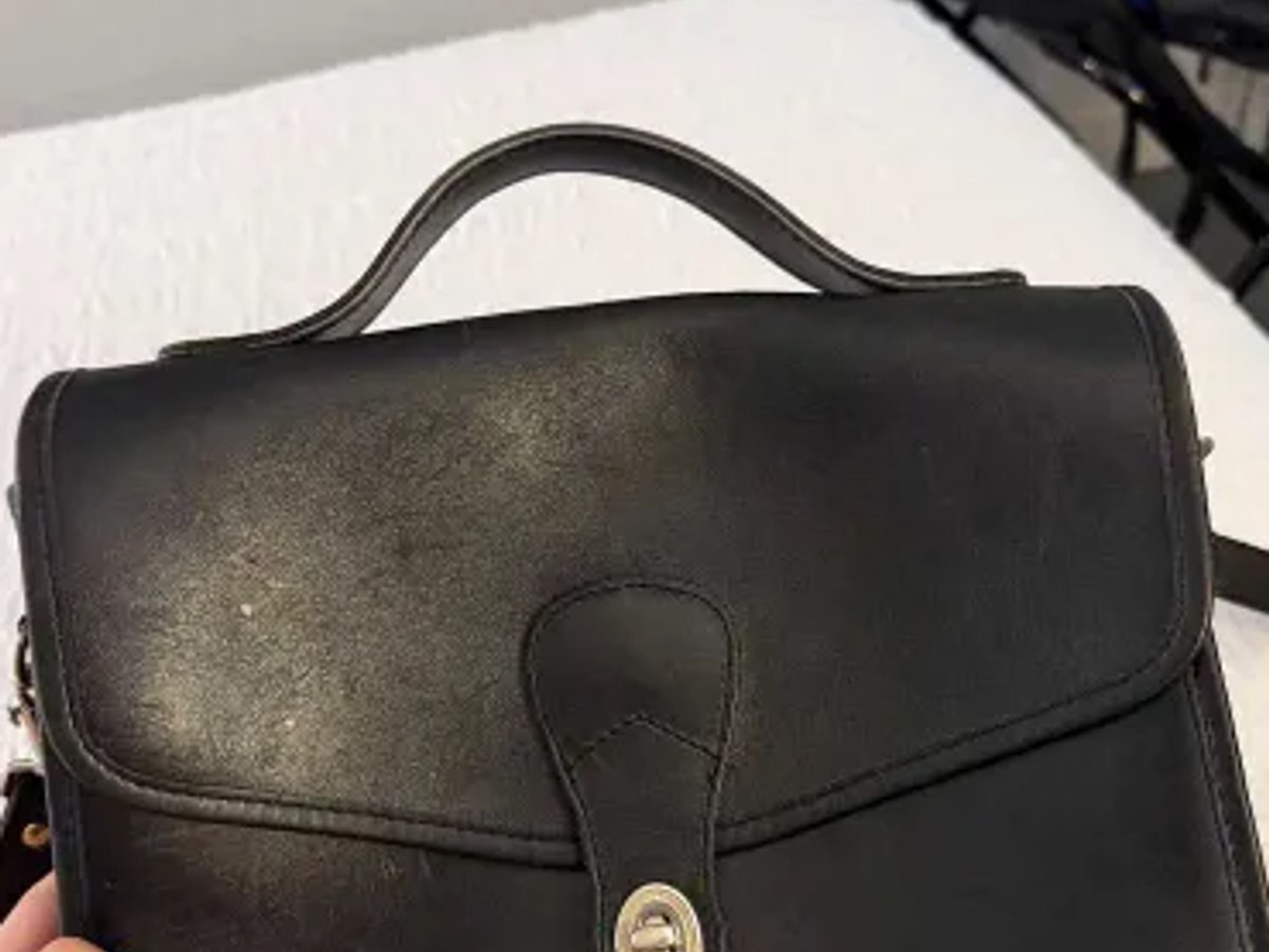 A cumpărat o geantă second-hand cu 35 de dolari. Descoperirea neașteptată din interior