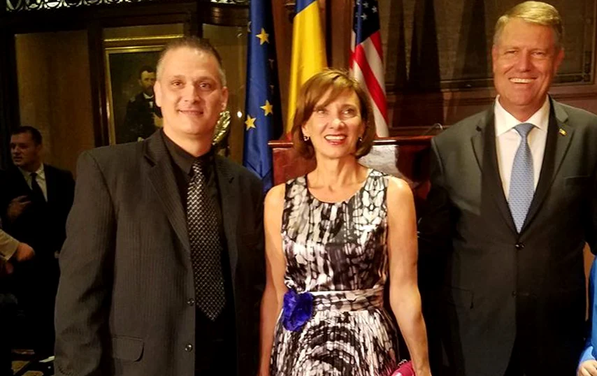 Criminalul, alături de preşedintele  Klaus Iohannis şi de soţia lui. FOTO: Facebook